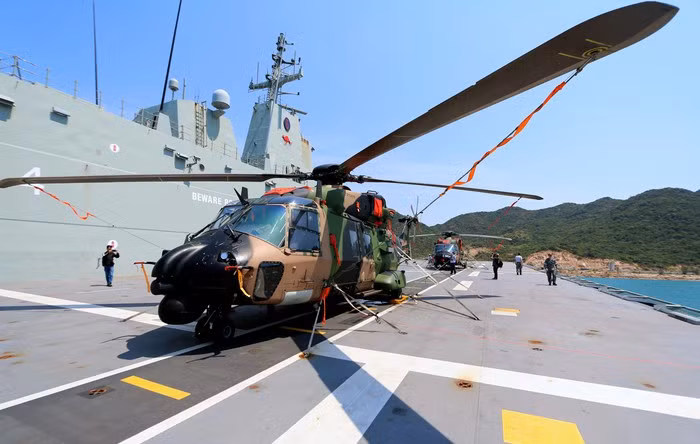 Máy bay săn ngầm trên tàu HMAS Canberra.