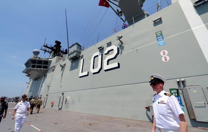 Đây là tàu hải quân lớn nhất từng được đóng cho Hải quân Hoàng gia Australia. Tàu có khả năng tiến hành các nhiệm vụ hỗ trợ nhân đạo và cứu trợ thảm họa trên quy mô lớn.