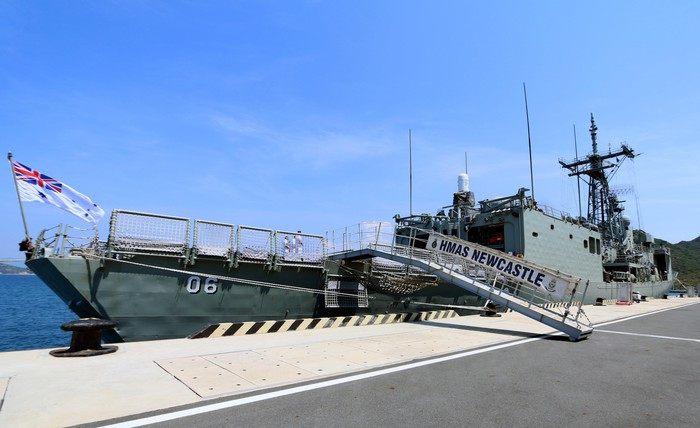 Tàu Hải quân Hoàng gia HMAS NewCastle là tàu hộ vệ tên lửa và là loại tàu hộ vệ tầm xa, có khả năng phòng không, tác chiến mặt nước và tác chiến ngầm, trinh sát, tuần thám và đánh chặn.