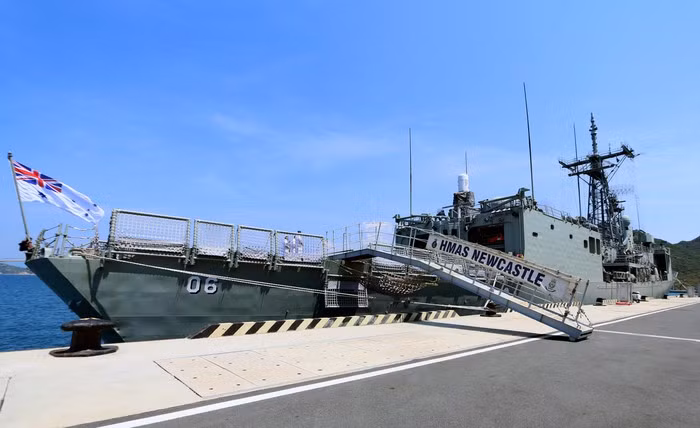 Tàu Hải quân Hoàng gia HMAS NewCastle là tàu hộ vệ tên lửa và là loại tàu hộ vệ tầm xa, có khả năng phòng không, tác chiến mặt nước và tác chiến ngầm, trinh sát, tuần thám và đánh chặn.