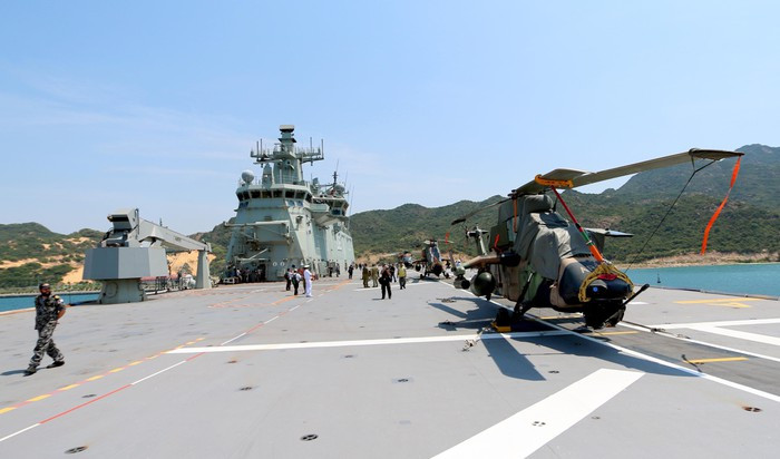 Sân bay trên tàu HMAS Canberra là nơi cất và hạ cánh cho nhiều loại máy bay khác nhau.