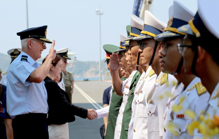 Trong thời gian của chuyến thăm, thủy thủ đoàn của 2 tàu sẽ tham dự các hoạt động giao lưu thể thao, văn nghệ cùng với các sĩ quan của Quân đội Nhân dân Việt Nam và người dân tỉnh Khánh Hòa.