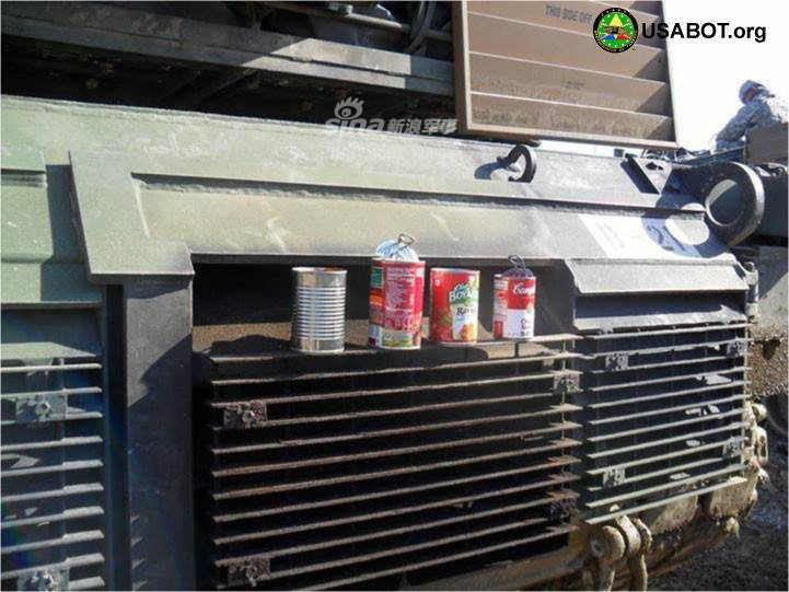 Ngoài nhược điểm tốn nhiều nhiên liệu hơn ở chế độ chờ, động cơ tua-bin còn đắt đỏ hơn nhiều so với động cơ diesel thông thường. Điều này khiến cho xe tăng T-90 - phiên bản ra đời sau T-80 đã bỏ sử dụng động cơ tua-bin, quay lại động cơ diesel truyền thống. Nguồn ảnh: Sina.