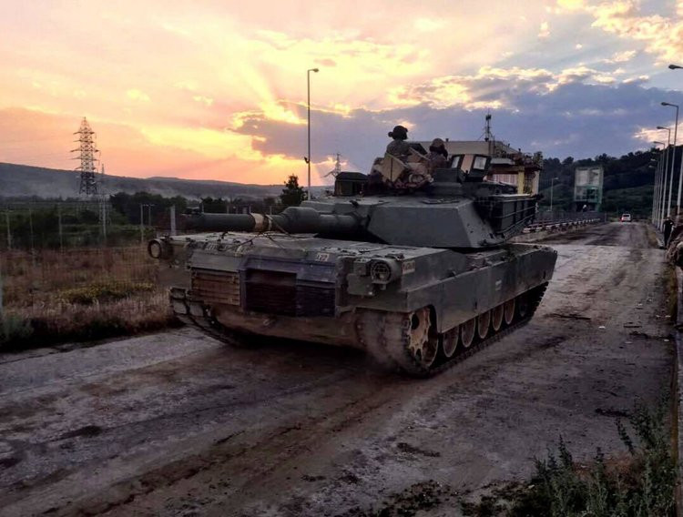 Loại xe tăng chiến đấu chủ lực đầu tiên trên thế giới được trang bị động cơ tua-bin khí là T-80 do Liên Xô chế tạo. Tuy nhiên loại xe tăng làm nên tên tuổi của động cơ tua-bin lại là M1 Abrams của Mỹ. Về cơ bản, động cơ tua-bin có kích thước, trọng lượng nhỏ hơn so với động cơ diesel dùng cung cấp cùng công suất. Nguồn ảnh: Sina.