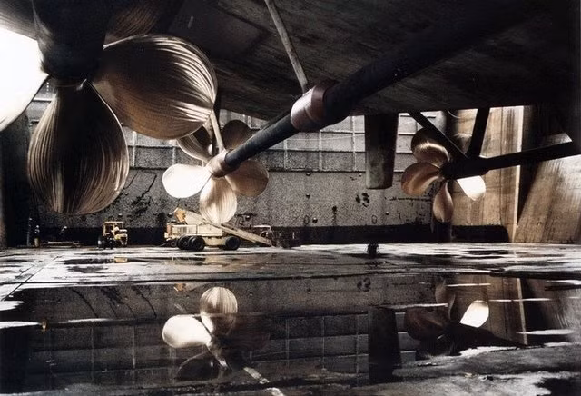 Tới năm 1965, tàu sân bay này được cử tới Việt Nam, chuyên thực hiện nhiệm vụ yểm trợ cho các máy bay ném bom của Mỹ trong nhiệm vụ bắn phá miền Bắc. Sau đó tàu sân bay này còn tiếp tục tham chiến tới tận cuộc chiến tranh Iraq lần thứ hai. Nguồn ảnh: BI.