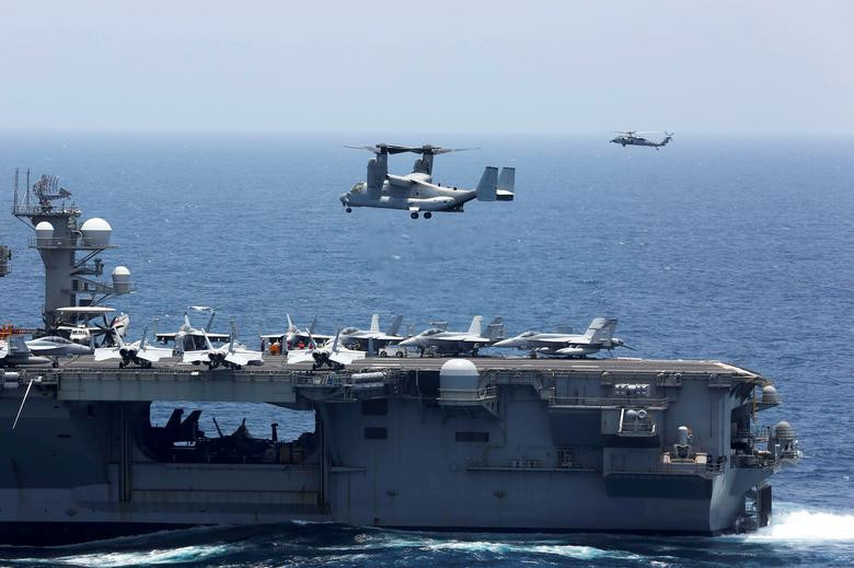 MV-22 Osprey của Thuỷ quân Lục chiến Mỹ chuẩn bị hạ cánh lên tàu sân bay Abraham Lincoln. Nguồn ảnh: Reuters.