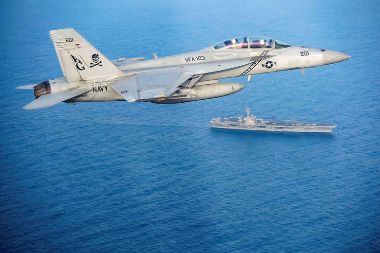 Tiêm kích F/A-18 bay bên trên tàu sân bay USS Abraham Lincoln. Nguồn ảnh: Reuters.