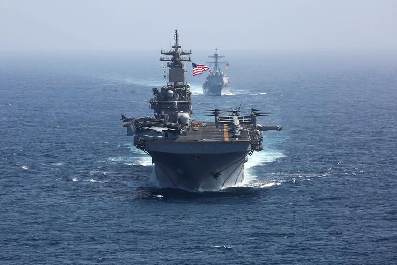 Tàu đổ bộ tấn công USS Kearsarge phía trước cùng một tàu khu trục dẫn đường tên lửa USS Bainbridge (DDG-96)ngoài khơi vùng biển Ả Rập. Nguồn ảnh: Reuters.