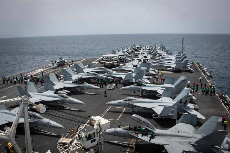 Boong tàu sân bay USS Abraham Lincoln chật kín các chiến đấu cơ F/A-18. Nguồn ảnh: Reuters.