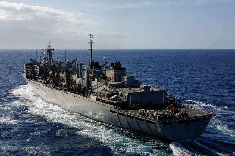 Tàu vận tải hậu cần USNS Arctic di chuyển bên cạnh tàu sân bay Abraham Lincoln. Nguồn ảnh: Reuters.