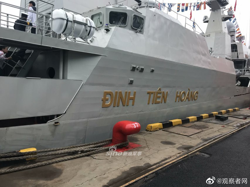 Cận cảnh tàu hộ vệ Đinh Tiên Hoàng của Hải quân Việt Nam tại Thanh Đảo mở cửa đón khách thăm quan sau khi kết thúc các hoạt động trong khuôn khổ lễ kỷ niệm 70 năm thành lập Hải quân Trung Quốc. Nguồn ảnh: Sina.