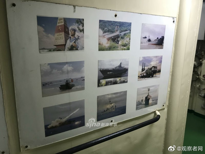 Bên trong tàu cũng có trưng bày những hình ảnh truyền thốn về lực lượng Hải quân Nhân dân Việt Nam. Cư dân mạng Trung Quốc đã phản hồi rất tích cực về việc các tàu chiến Việt Nam tham gia duyệt binh mừng 70 năm ngày Hải quân Trung Quốc được thành lập và hy vọng trong tương lai, mối quan hệ giữa quân đội hai nước sẽ ngày càng tốt đẹp hơn. Nguồn ảnh: Sina.