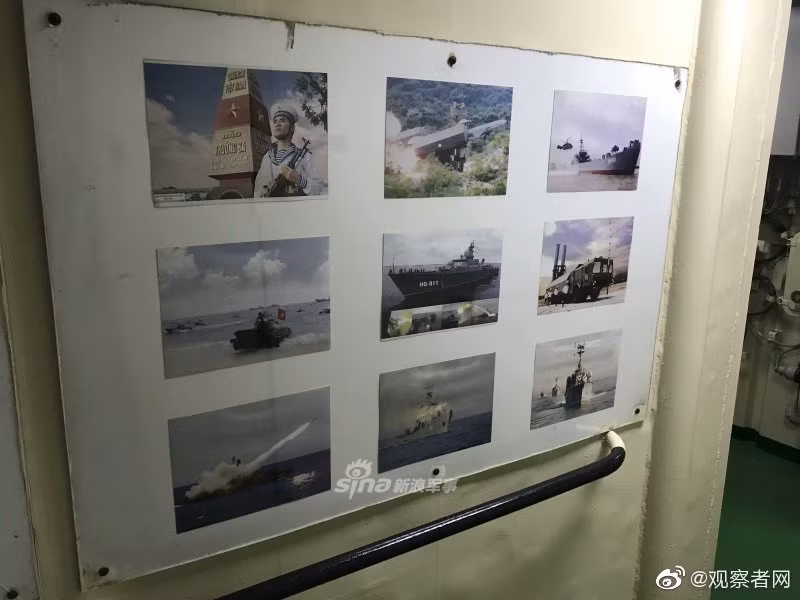 Bên trong tàu cũng có trưng bày những hình ảnh truyền thốn về lực lượng Hải quân Nhân dân Việt Nam. Cư dân mạng Trung Quốc đã phản hồi rất tích cực về việc các tàu chiến Việt Nam tham gia duyệt binh mừng 70 năm ngày Hải quân Trung Quốc được thành lập và hy vọng trong tương lai, mối quan hệ giữa quân đội hai nước sẽ ngày càng tốt đẹp hơn. Nguồn ảnh: Sina.