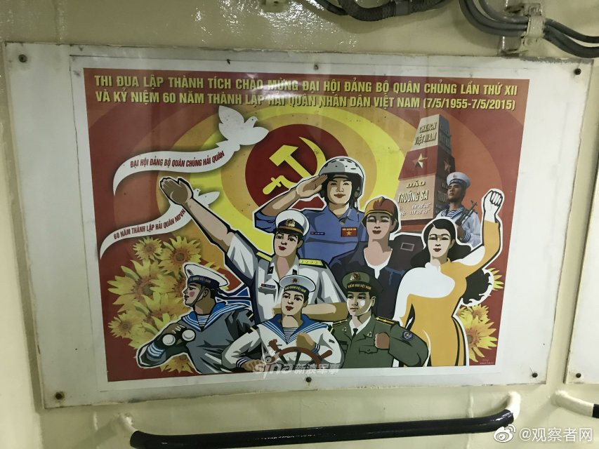 Thậm chí khách thăm quan còn được vào bên trong tàu. Ảnh: Tranh cổ động được treo bên trong tàu hộ vệ hạm Trần Hưng Đạo. Nguồn ảnh: Sina.