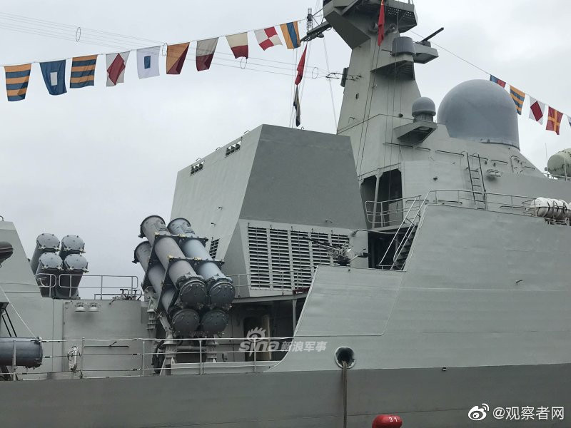 Nổi bật nhất là hệ thống tên lửa chống hạm Kh-35 trên cả hai chiến hạm. Mỗi tàu Gepard 3.9 có hai dàn phóng tên lửa chống hạm loại này với mỗi dàn 4 quả, tổng cộng 8 quả. Nguồn ảnh: Sina.