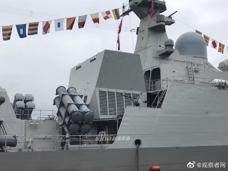 Nổi bật nhất là hệ thống tên lửa chống hạm Kh-35 trên cả hai chiến hạm. Mỗi tàu Gepard 3.9 có hai dàn phóng tên lửa chống hạm loại này với mỗi dàn 4 quả, tổng cộng 8 quả. Nguồn ảnh: Sina.