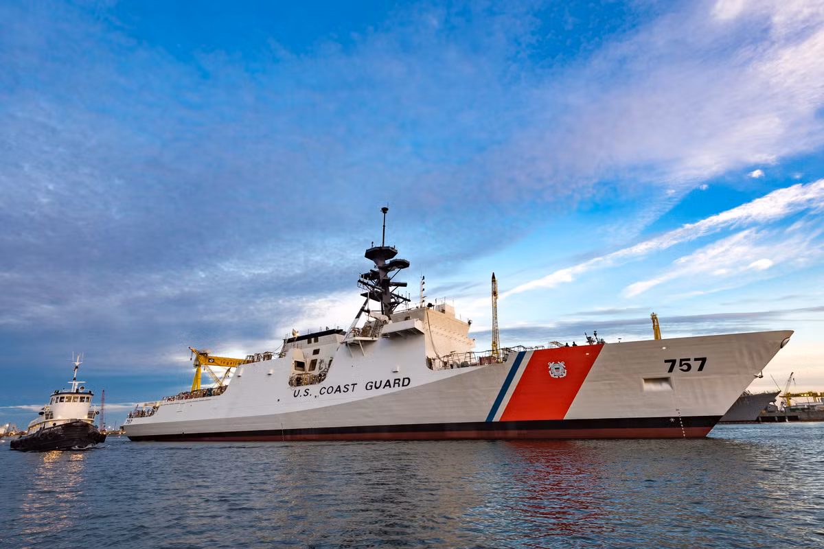 Khoang chứa máy bay phía sau boong tàu có kích thức 15m x 24m, cho phép tàu mang theo được tối đa 1 trực thăng MH-65C Dolphin hoặc hai máy bay không người lái sUAS. Nguồn ảnh: USCG.