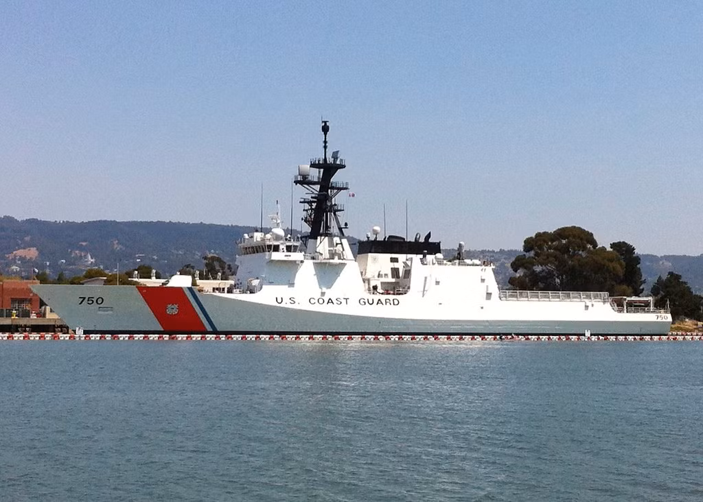 Tàu có biên chế thuỷ thủ đoàn bao gồm 113 người với 14 sĩ quan chỉ huy và 99 thuỷ thủ. Trong những trường hợp khẩn cấp hoặc tuỳ theo mục đích nhiệm vụ, tàu có thể chứa tối đa 148 người. Nguồn ảnh: USCG.