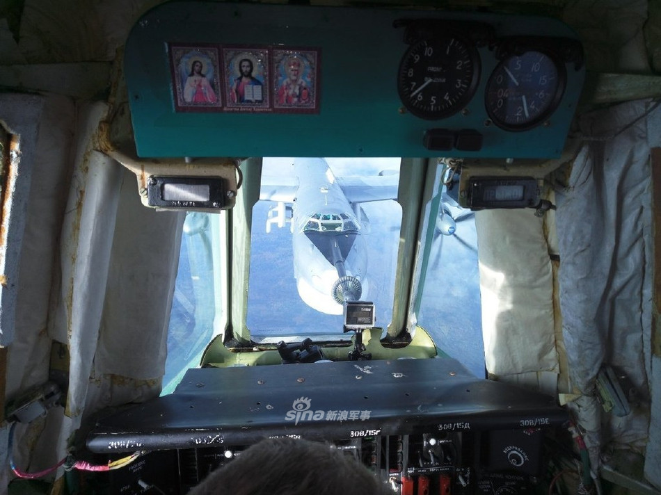 Quá trình tiếp liệu của Tu-95 diễn ra khá lâu nhưng bù lại nếu được tiếp liệu đầy đủ, chiếc máy bay này thừa sức bay hai vòng quanh Trái Đất trước khi phải hạ cánh trước khi kíp lái kiệt sức. Nguồn ảnh: Sina.