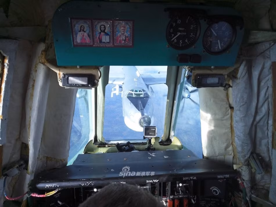 Quá trình tiếp liệu của Tu-95 diễn ra khá lâu nhưng bù lại nếu được tiếp liệu đầy đủ, chiếc máy bay này thừa sức bay hai vòng quanh Trái Đất trước khi phải hạ cánh trước khi kíp lái kiệt sức. Nguồn ảnh: Sina.