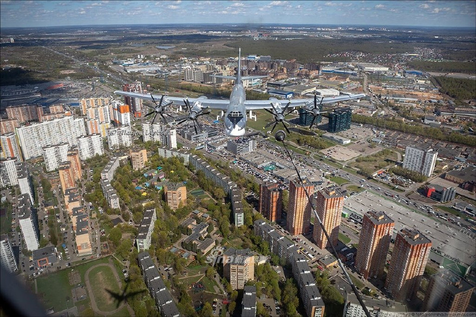 Cụ thể, khi được tiếp liệu trên không tầm bay trên 30.000 km. Năm 2010, hai chiếc Tu-95 của Không quân Nga đã lập kỷ lục chuyến bay liên tục không dừng lâu nhất lịch sử với 43 tiếng bay liên tục từ Đại Tây Dương qua Bắc Cực tới Thái Bình Dương và quay về Biển Nhật Bản. Nguồn ảnh: Sina.