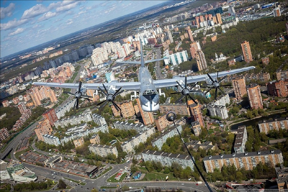 Tổng cộng đường bay của chuyến bay này là 32.000 km và hai chiếc Tu-95 mỗi chiếc cần tới bốn lần tiếp liệu trên không để hoàn thành chuyến bay kinh hoàng này. Điều này đã cho thấy sức mạnh của cỗ máy tuổi đời gần 70 nhưng rõ ràng là vẫn còn quá mạnh. Nguồn ảnh: Sina.