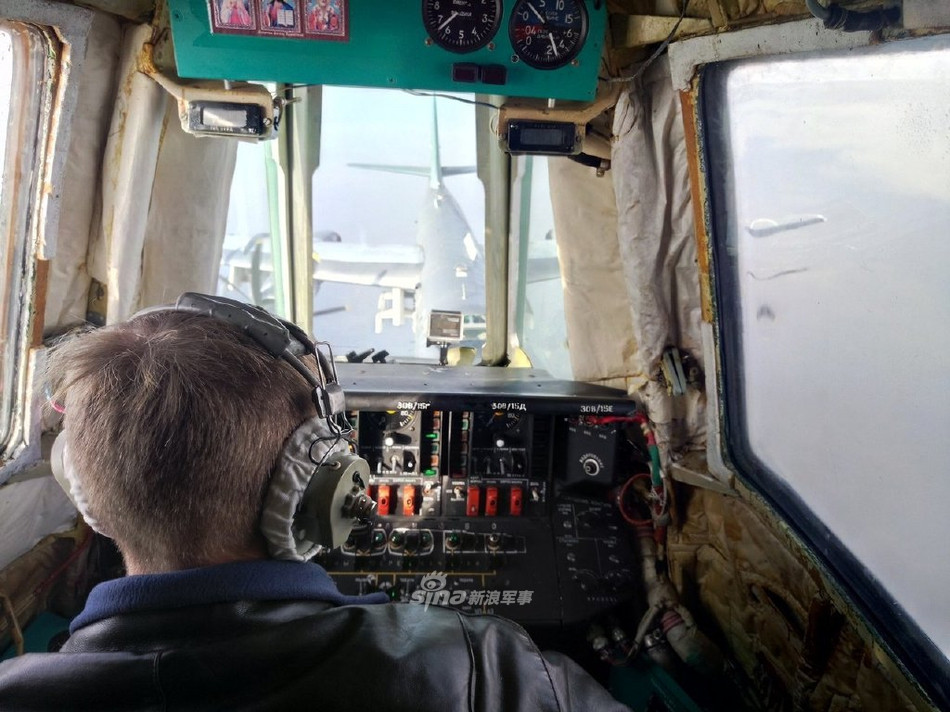 Máy bay tiếp liệu Il-78 đang thực hiện việc nối cáp nhiên liệu để bơm xăng cho Tu-95 ở trên không. Nguồn ảnh: Sina.