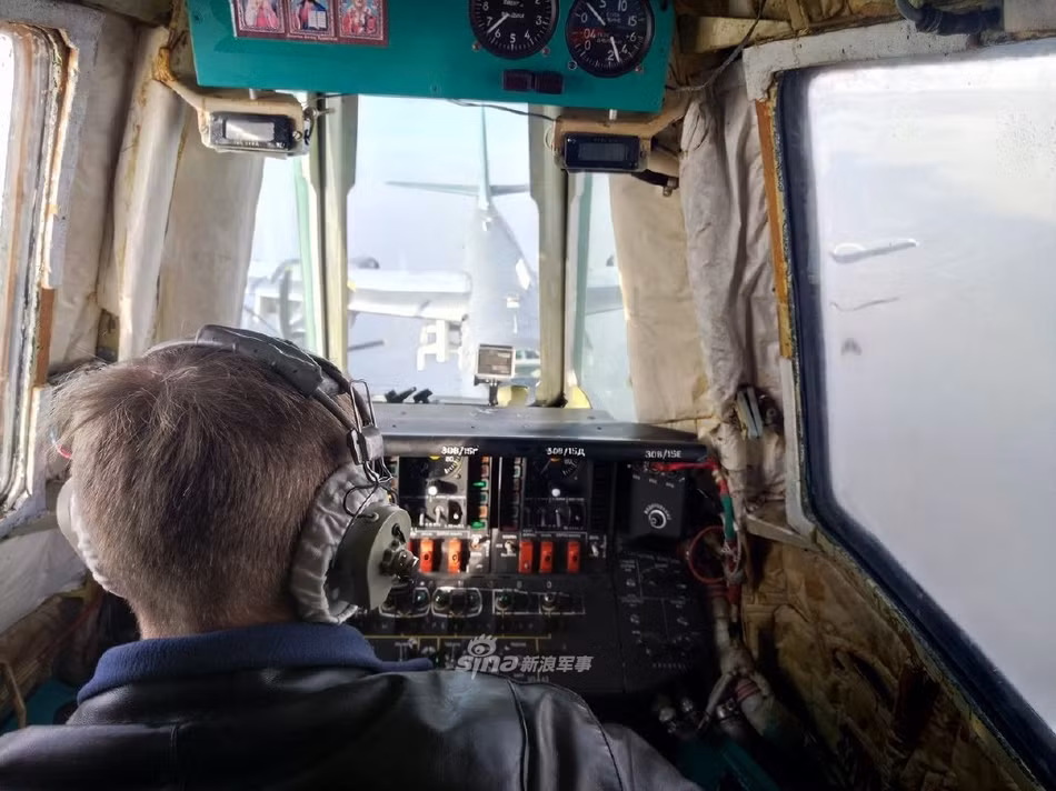 Máy bay tiếp liệu Il-78 đang thực hiện việc nối cáp nhiên liệu để bơm xăng cho Tu-95 ở trên không. Nguồn ảnh: Sina.