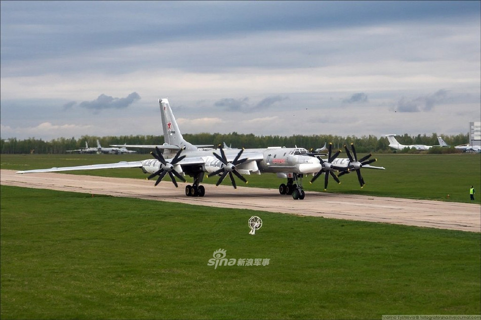 Ban đầu, Tupolev được ra lệnh thiết kế loại máy bay ném bom chiến lược tầm xa có khả năng mang được ít nhất 11 tấn bom và tầm bay tối thiểu 8.000km. Tầm bay này là đủ để các máy bay ném bom xuất phát từ Liên Xô có thể thả bom ở bất cứ nơi nào bên trong lãnh thổ Mỹ khi cần. Nguồn ảnh: Sina.