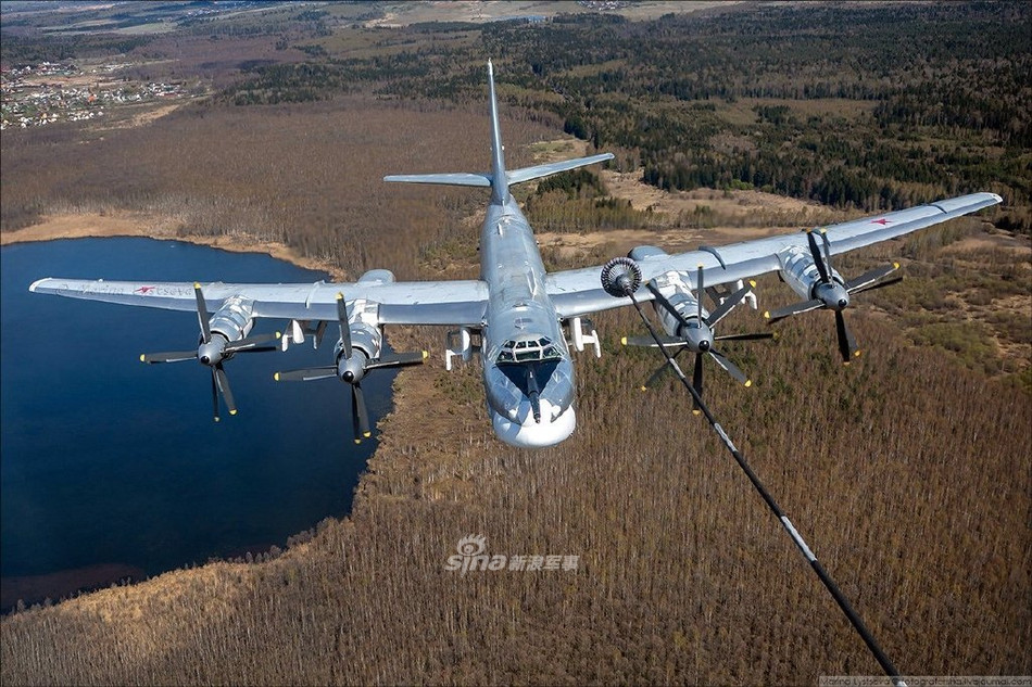 Dường như chưa thoả mãn với tầm bay kinh hoàng này, quân đội Liên Xô còn thiết kế ra cả phiên bản tiếp liệu trên không dành cho Tu-95. Phiên bản này cho phép Tu-95 mở rộng tầm bay tới mức khủng khiếp, giúp nó gần như bay được tới mọi nơi trên Trái Đất. Nguồn ảnh: Sina.