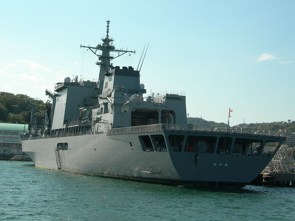 Tiếp đến là các tàu hậu cần, Lực lượng Phòng vệ Trên biển Nhật Bản có hai tàu tiếp dầu trên biển, mỗi tàu có độ giãn nước khổng lồ lên tới 25.000 tấn. Cả hai tàu này đều được đóng theo lớp Mashu. Ngoài ra còn có ba tàu tiếp dầu khác mỗi tàu giãn nước 15.000 tấn được đóng theo lớp Towada. Nguồn ảnh: JSDF.