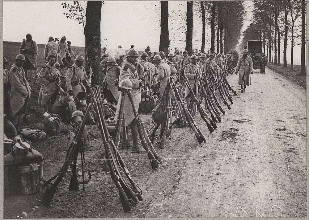 Gần 100.000 lính Việt Nam bị cưỡng ép sang châu Âu tham chiến được chia làm bốn lực lượng chính, trong đó bao gồm 4.800 người được chia làm 4 hoặc 5 tiểu đoàn chiến đấu trực tiếp, 24.212 người được chia làm 15 tiểu đoàn vận tải, 9.019 người làm nhiệm vụ quân y tải thương và số còn lại gần 50.000 người làm dân phu (công nhân). Nguồn ảnh: TL.