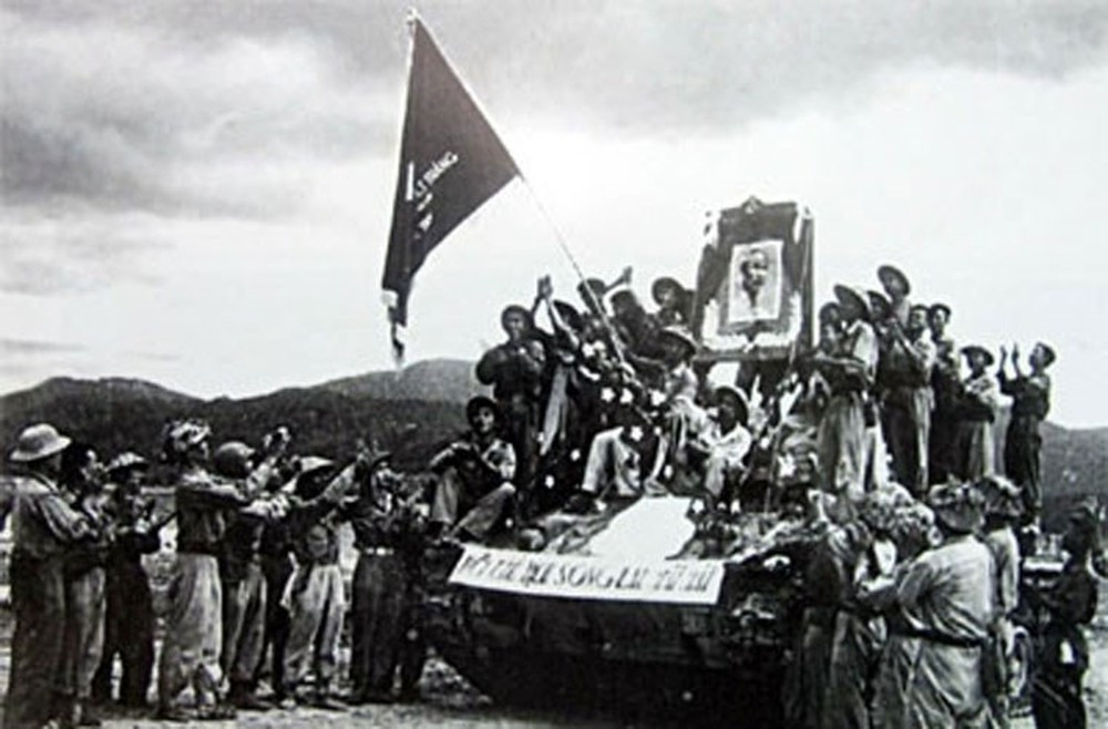 Cho tới tận trận Huế năm 1968, những xe tăng M24 của phía quân đội ngụy Sài Gòn vẫn tiếp tục được tham chiến và đây chính là trận chiến cuối cùng của những chiếc xe tăng loại M24 Chaffee trên lãnh thổ Việt Nam. Ảnh: M24 Chaffee chiến lợi phẩm mà Việt Minh thu giữ được sau trận thắng Điện Biên Phủ. Nguồn ảnh: TL.