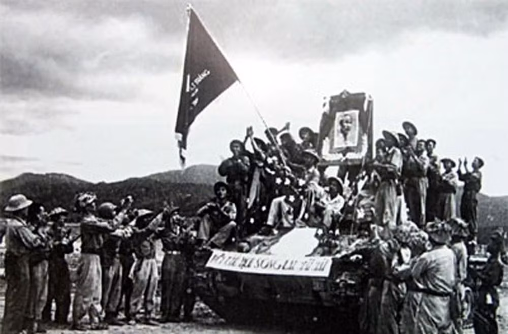 Cho tới tận trận Huế năm 1968, những xe tăng M24 của phía quân đội ngụy Sài Gòn vẫn tiếp tục được tham chiến và đây chính là trận chiến cuối cùng của những chiếc xe tăng loại M24 Chaffee trên lãnh thổ Việt Nam. Ảnh: M24 Chaffee chiến lợi phẩm mà Việt Minh thu giữ được sau trận thắng Điện Biên Phủ. Nguồn ảnh: TL.