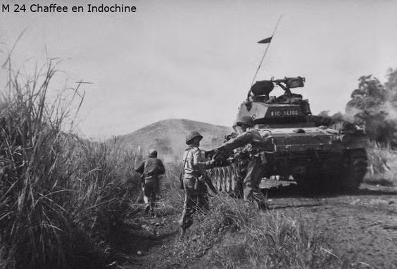 Xe được trang bị hoả lực chính bao gồm một khẩu pháo 75mm với cơ số đạn 48 viên kèm theo hai khẩu súng máy cỡ nòng 7,62mm và một khẩu súng máy 12,7mm. Các loại hoả lực này về cơ bản là đủ để đối đầu với bộ binh ta do ta không sử dụng thiết giáp trong trận này. Nguồn ảnh: TL.