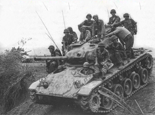 Xe tăng M24 có trọng lượng khá nhẹ, chỉ 18 tấn và được bọc giáp dày từ 15 tới tối đa 38mm. Về cơ bản thì loại xe tăng này có thể chống lại được mọi loại hoả khí bộ binh thông thương nhưng sẽ dễ dàng bị hạ gục chỉ bởi một phát bắn từ Bazooka hay từ các loại pháo không giật khi đó đã được trang bị đầy rẫy cho bộ đội ta. Nguồn ảnh: TL.