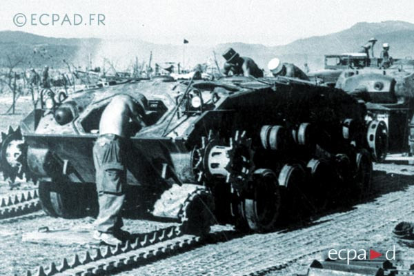 Do việc vận chuyển xe tăng vào lòng chảo Điện Biên bằng đường bộ là hết sức khó khăn nếu không muốn nói là nhiệm vụ bất khả thi, quân đội Pháp đã phải tháo rời các xe tăng này ra và thả dù từng bộ phận xuống Điện Biên Phủ. Nguồn ảnh: Ecpad.