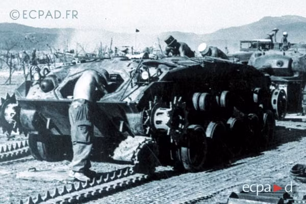 Do việc vận chuyển xe tăng vào lòng chảo Điện Biên bằng đường bộ là hết sức khó khăn nếu không muốn nói là nhiệm vụ bất khả thi, quân đội Pháp đã phải tháo rời các xe tăng này ra và thả dù từng bộ phận xuống Điện Biên Phủ. Nguồn ảnh: Ecpad.