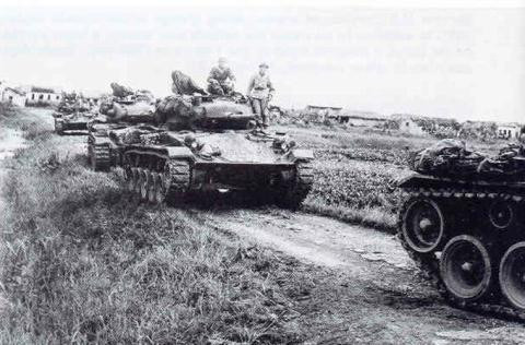 Theo thống kê được Pháp ghi lại, 10 chiếc M24 đã khai hoả tổng cộng... 15.000 phát trong toàn bộ chiến dịch Điện Biên Phủ. Điều này cho thấy lượng đạn dồi dào mà Pháp có thể tiếp tế xuống trận địa và sự cố gắng đến bất lực của những chiếc xe tăng này trước khi Việt Minh thắng thế hoàn toàn trên chiến trường. Nguồn ảnh: TL.