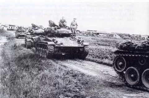 Theo thống kê được Pháp ghi lại, 10 chiếc M24 đã khai hoả tổng cộng... 15.000 phát trong toàn bộ chiến dịch Điện Biên Phủ. Điều này cho thấy lượng đạn dồi dào mà Pháp có thể tiếp tế xuống trận địa và sự cố gắng đến bất lực của những chiếc xe tăng này trước khi Việt Minh thắng thế hoàn toàn trên chiến trường. Nguồn ảnh: TL.