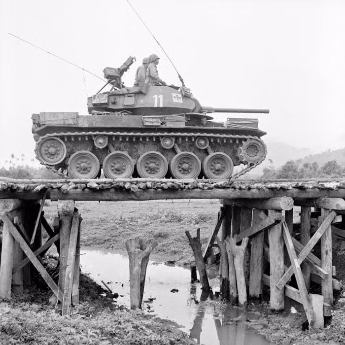 Hai chiếc còn lại thậm chí còn bị quân ta chiếm làm chiến lợi phẩm khi mà Pháp phải bỏ xe để rút chạy trong khi những chiếc xe tăng này vẫn còn trong tình trạng hoạt động tốt. Nguồn ảnh: TL.