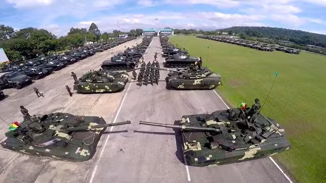 Bắt đầu phục vụ biên chế quân đội lần đầu tiên từ năm 2017, xe tăng VT-4 được Trung Quốc sản xuất dành riêng cho xuất khẩu và được cho là bản nâng cấp mới nhất trong dòng xe tăng Type 90-II. Nguồn ảnh: Sina.