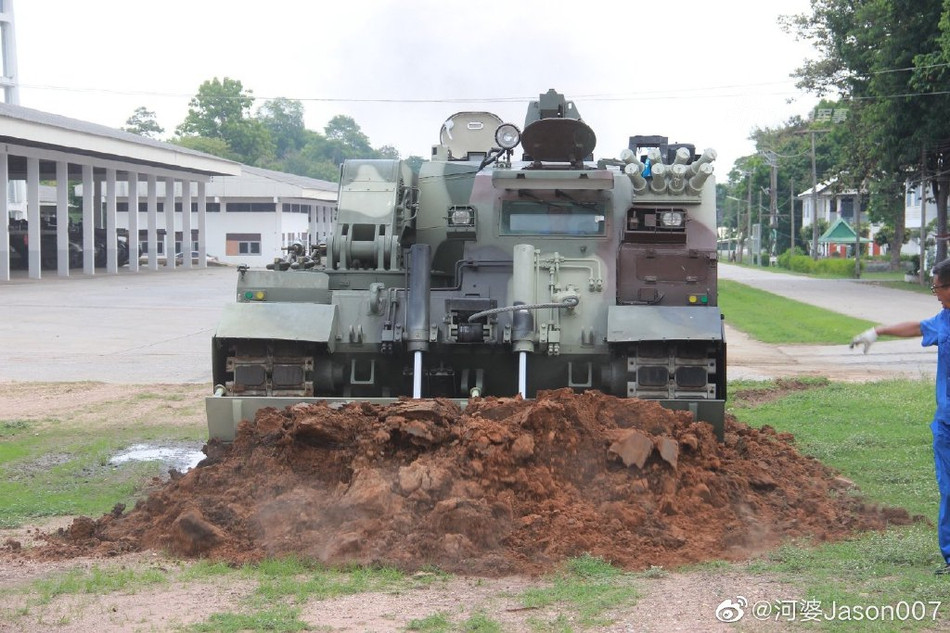 Được biết không chỉ có khả năng cứu hộ xe tăng, loại thiết giáp cứu hộ xe tăng này còn được trang bị gầu xúc kích thước đủ lớn để có thể mở được đường cho xe tăng di chuyển. Nguồn ảnh: Sina.