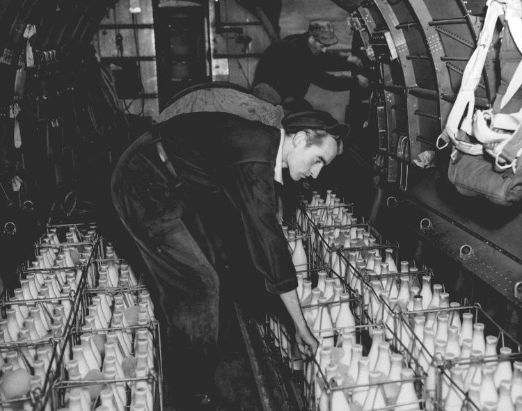 Tuy nhiên những thứ không thể làm khô và đóng gói lại được như sữa tươi buộc phải vận chuyển nguyên trạng. Ban đầu, người ta vận chuyển sữa tươi trong chai nhưng về sau các máy bay được thiết kế các thùng phi đặc biệt, sữa tươi được cho vào thùng và chở tới nơi mới chắt ra chai.