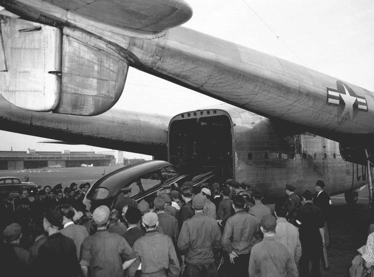 Độ cao trung bình của các máy bay vận tải thực hiện các chuyến bay tiếp tế vào Tây Berlin chỉ là 300 mét tới khoảng 1500 mét. Độ cao này cực kỳ tốn nhiên liệu khi bay nhưng lại đảm bảo thời gian bay ngắn nhất có thể.