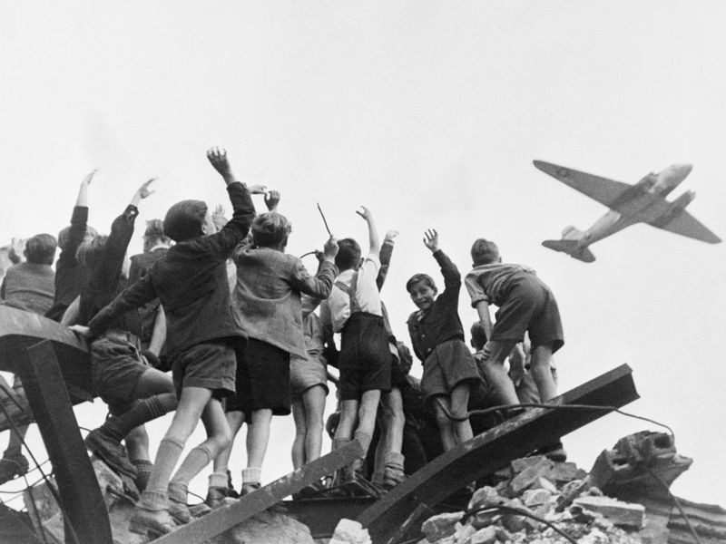 Tổng cộng, chiến dịch cứu trợ bằng đường không này đã tốn khoảng 500 triệu USD, chi phí được Anh, Pháp và Mỹ chia nhau. Nếu quy ra tỉ giá hiện tại, toàn bộ chiến dịch này sẽ có giá tương đương với khoảng... 5,2 tỷ USD và kéo theo nó là cuộc đối đầu quân sự sau đó giữa Liên Xô và phương Tây trong suốt Chiến tranh Lạnh.