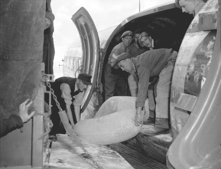 Theo ước tính, trong thời gian phong tỏa Tây Berlin cần tới khoảng 2000 tấn lương thực mỗi ngày. Số lương thực này nếu được làm khô, đóng gói chặt hết cỡ có thể giảm trọng lượng xuống còn... 600 tấn.