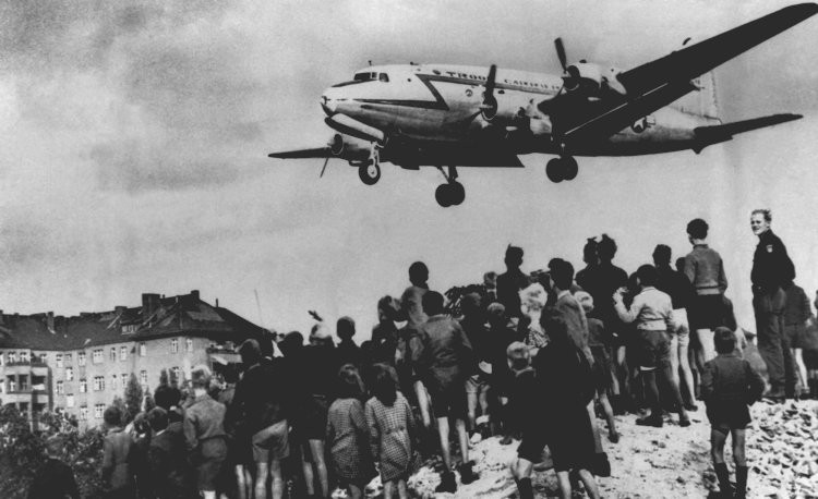 Để giảm thời gian cho mỗi chuyến bay, một lộ trình lạ lùng nhất trong lịch sử cũng đã được Anh, Pháp và Mỹ vạch ra. Đó là cho máy bay bay ở độ cao cực kỳ thấp, giúp thời gian lấy độ cao khi cất cánh và giảm độ cao khi hạ cánh được tiết kiệm đáng kể.