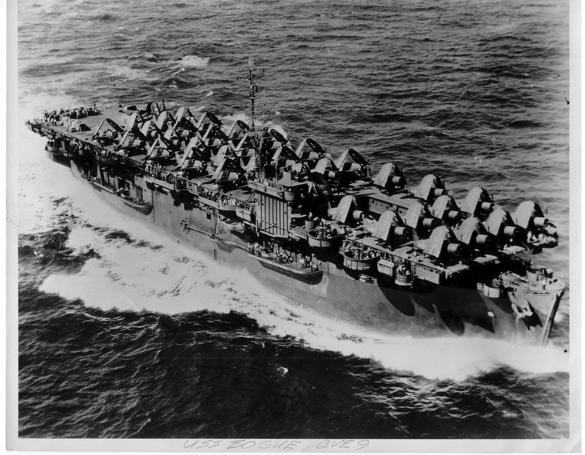 Được hạ lườn để đóng mới vào ngày 27/10/1941, tàu USS Card được hạ thuỷ sau đó chỉ... 4 tháng và bắt đầu được trang bị vào biên chế Hải quân Mỹ vào tháng 11/1942 - 13 tháng kể tử sau khi được đặt lườn. Nguồn ảnh: USnavy.