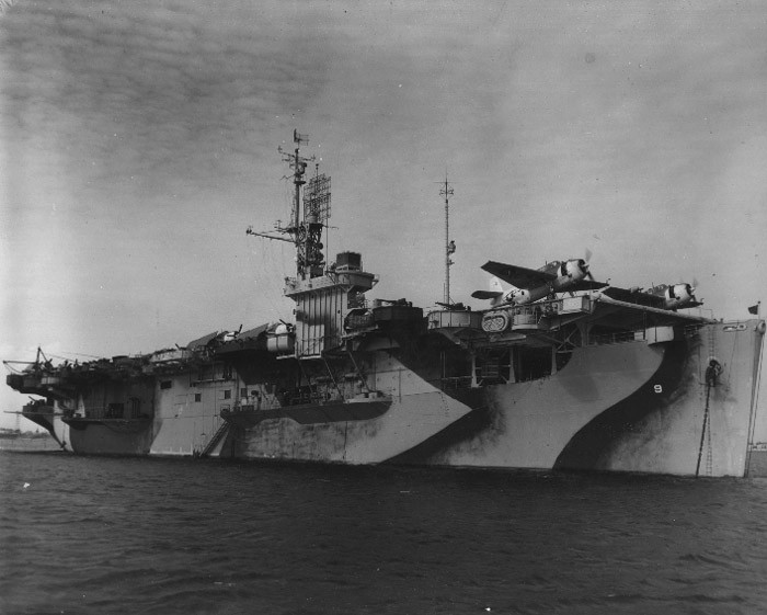 Tới năm 1958, tàu sân bay USS Card được đưa trở lại biên chế Hải quân Mỹ nhưng giờ đây nó không còn là một tàu sân bay đúng nghĩa mà trở thành tàu không vũ trang làm nhiệm vụ vận tải mang tên USNS Card. Trong Hải quân Mỹ, các tàu có tiền tố USS là tàu vũ trang, USNS là tàu thuộc biên chế hải quân nhưng không được vũ trang. Nguồn ảnh: USnavy.